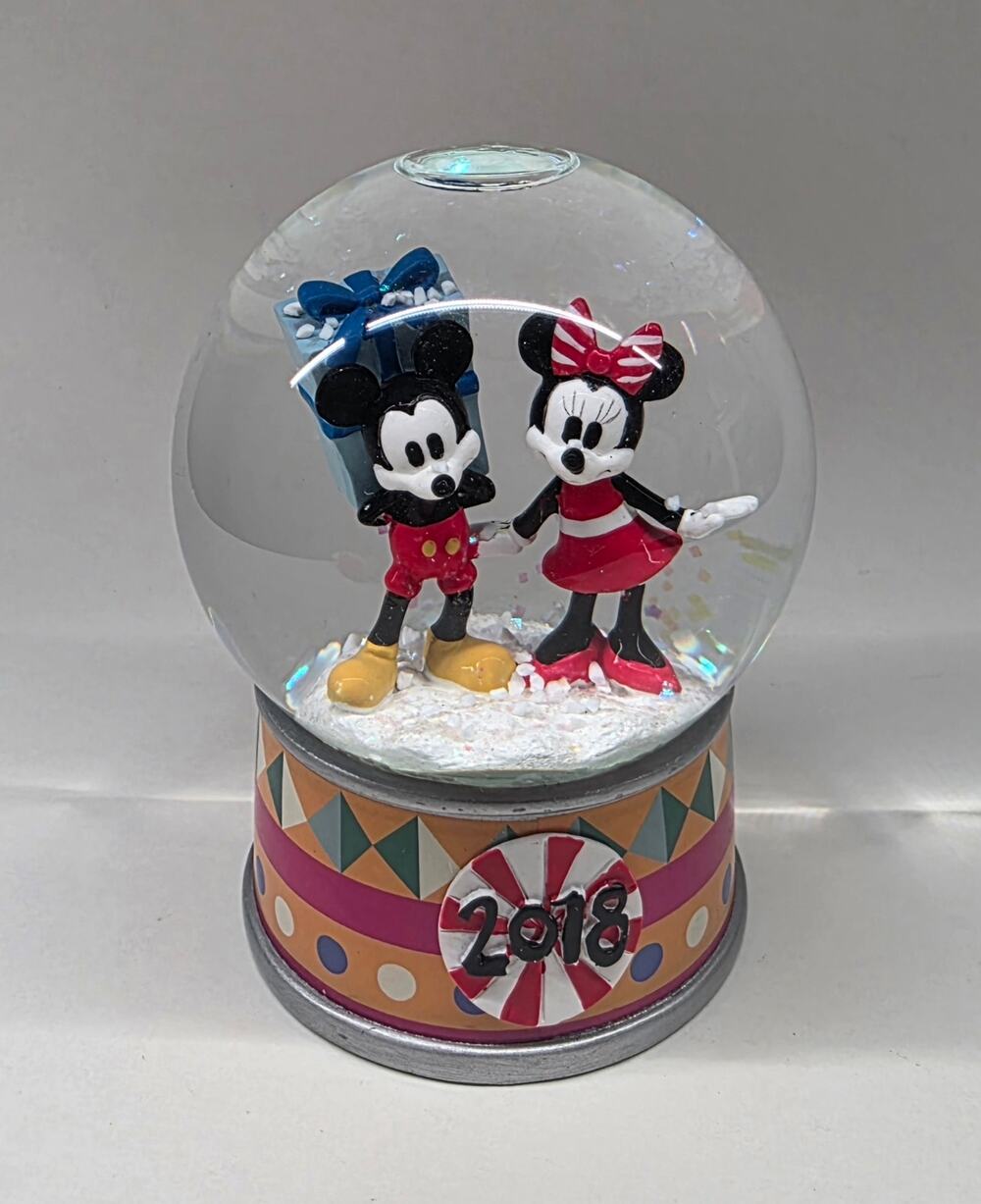 Disney Mickey Minnie 2018 Snow Globe Holiday Christmas Gift Decor